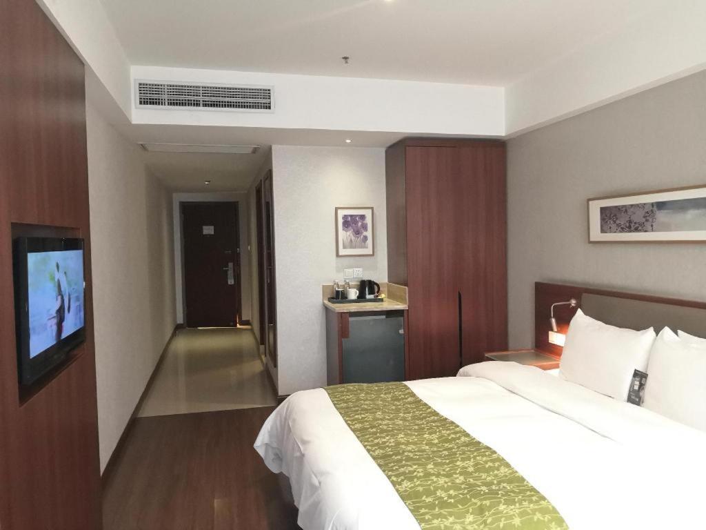 Yitel Collection Hongqiao Airport Hotel 4*