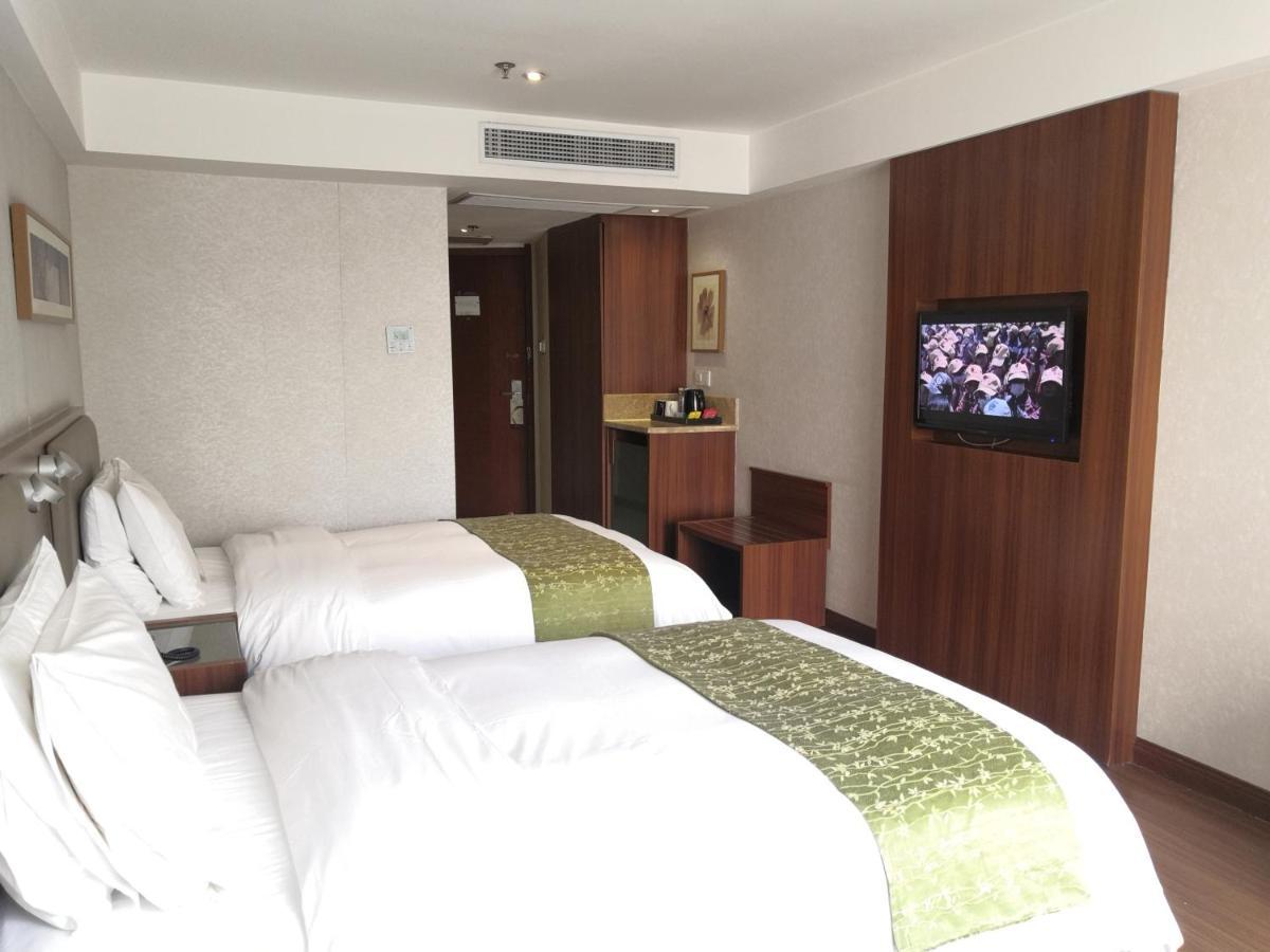 Hotel Yitel Collection Hongqiao Airport 4*