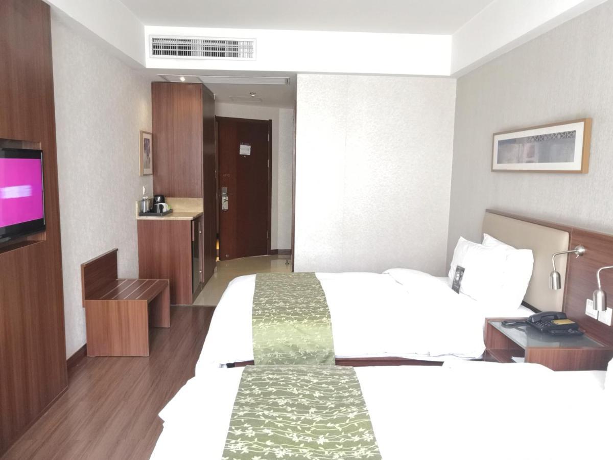 Hotel Yitel Collection Hongqiao Airport 4*